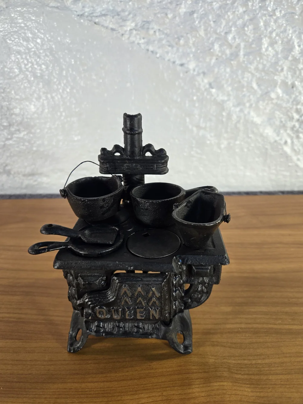 Vintage QUEEN Cast Iron Stove Mini Salesman Sample Toy w/ Pot Pan Bucket Tools